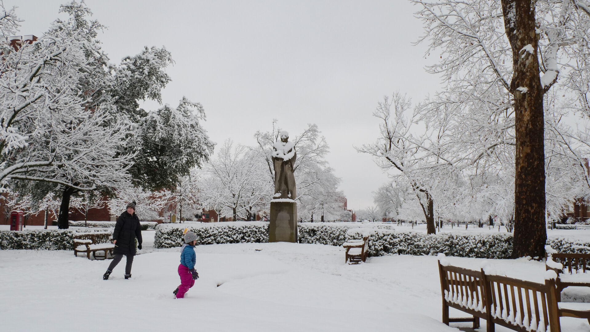 Family in snow by Bizzell Statue